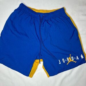Men’s Nike Jordan’s basketball shorts windbreaker material size medium NWOT